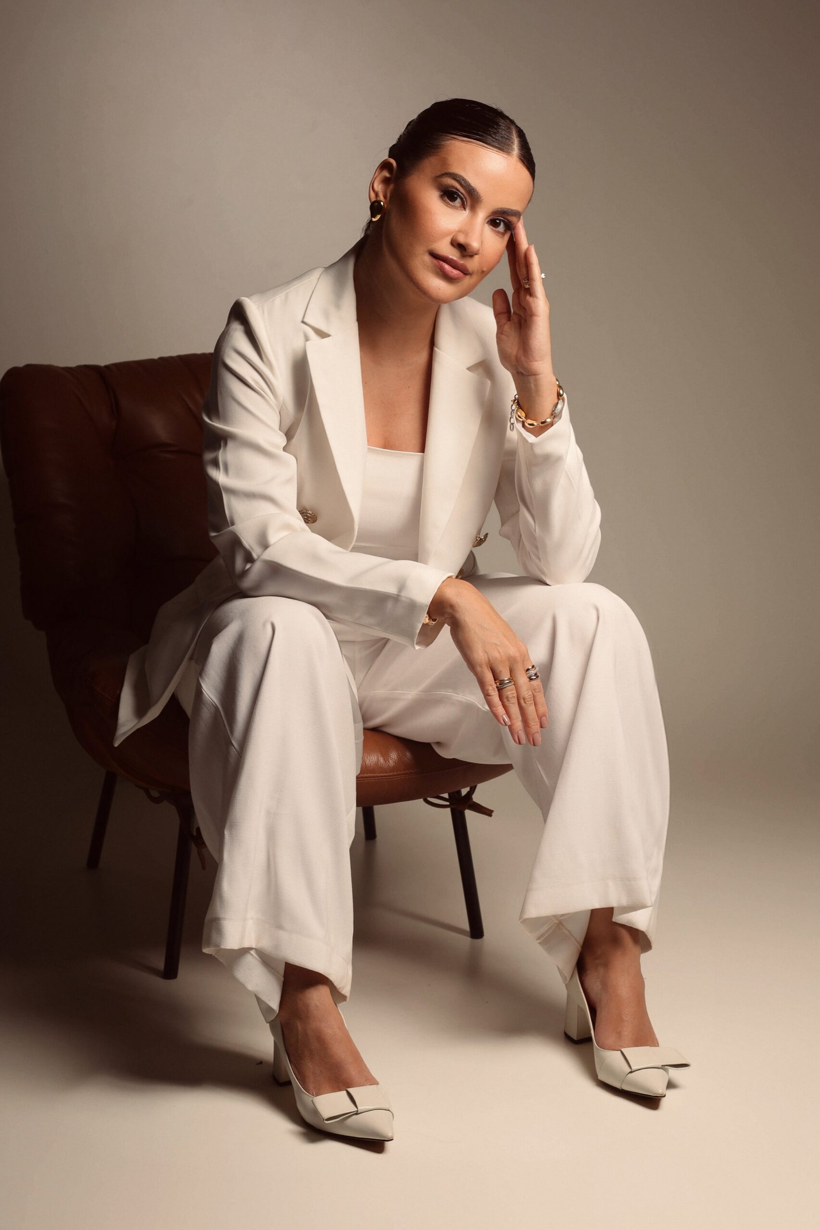 Dra. Gianne Pascoal, dermatologista, em seu consultório